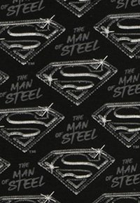 Schwarzer Stoff mit einem wiederholten Muster von Superman-Logos und dem Text "DER MANN AUS STAHL" in Grau, mit glitzernden Akzenten.