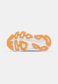 Weiße Sportschuhsohle mit orangen Gummielementen. Verfügt über ein Profil mit Rillen und Mustern für besseren Halt; schlankes und abgerundetes Design.