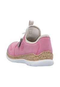 Chaussure en cuir rose avec une semelle en liège texturé, une semelle extérieure en caoutchouc blanche et une fermeture éclair. Présente un logo sur le côté.