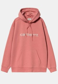 Sudadera con capucha rosa hecha de una mezcla de algodón. Presenta un bolsillo tipo canguro en la parte delantera y el logo blanco de "carhartt" en el pecho. Textura suave.