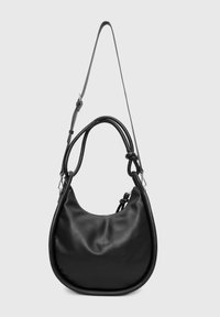 Zwarte leren schoudertas met een ronde vorm, verstelbare band en een gladde textuur. Heeft een slouchy ontwerp en metalen hardware accenten.
