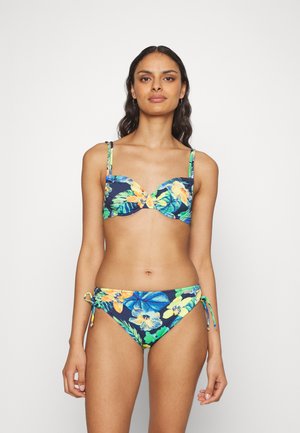 Bikini set s mornarskom pozadinom i živopisnim cvjetnim uzorcima u zelenoj, žutoj i narančastoj boji; podesive naramenice i bočne vezice na donjem dijelu.