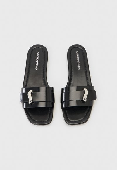 Sandales en cuir noir à enfiler, bouts carrés, doubles brides et détail métallique décoratif argenté, marque Emporio Armani à l'intérieur.
