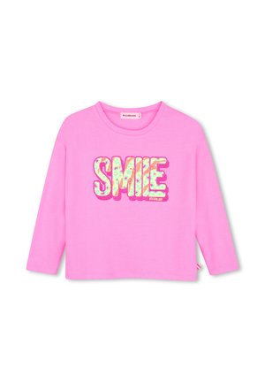 Felroze longsleeve met ronde hals en het woord "SMILE" in grote, kleurrijke, patroonletters aan de voorkant.
