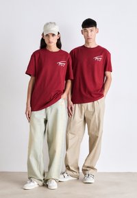 Tommy Jeans SIGNATURE TEE - T-shirt estampada - regatta red