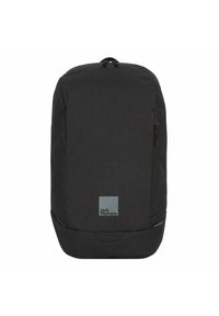 Schwarzer Rucksack aus strukturiertem Stoff, mit einer vorderen Reißverschlusstasche, gepolstertem Rücken und einem Logopatch am unteren Vorderteil. Einfaches Design.