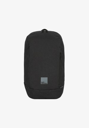 Schwarzer Rucksack aus strukturiertem Stoff, mit einer vorderen Reißverschlusstasche, gepolstertem Rücken und einem Logopatch am unteren Vorderteil. Einfaches Design.