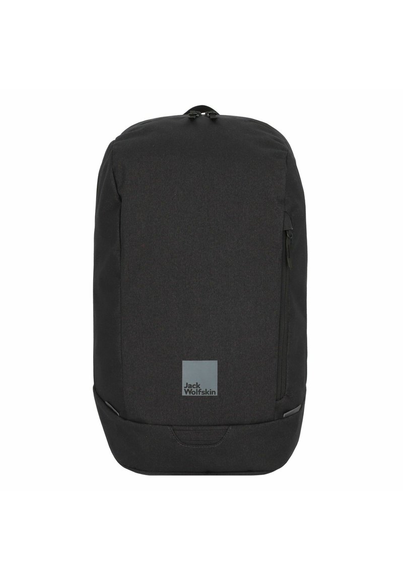 Schwarzer Rucksack aus strukturiertem Stoff, mit einer vorderen Reißverschlusstasche, gepolstertem Rücken und einem Logopatch am unteren Vorderteil. Einfaches Design.