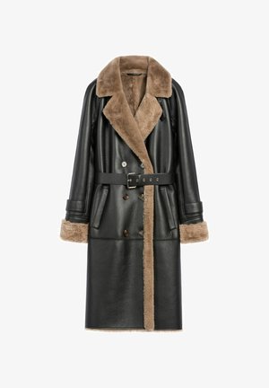 Czarny skórzany płaszcz z brązowym futrzanym kołnierzem i mankietami, podwójnie zapinany na guziki, z paskiem w talii oraz bocznymi kieszeniami.