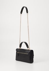 Schwarze Handtasche mit strukturiertem Leder und einem Krokodil-Muster, ausgestattet mit einem oberen Griff und einem abnehmbaren goldenen Kettenriemen. Reißverschlussfach auf der Vorderseite.