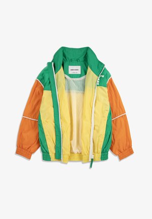 Chaqueta cortavientos ligera para niños en verde, amarillo y naranja con puños elásticos, forro de malla y cremallera frontal, abierta y extendida.