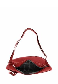 Sac à bandoulière en nylon rouge avec un extérieur texturé, une bandoulière réglable et une fermeture zippée. L'intérieur présente une doublure noire avec une marque.