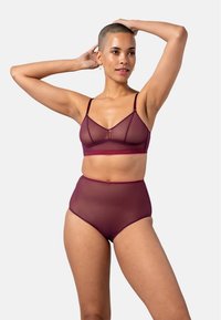 Burgundy genomskinlig bralette och högmidjade trosor. Bh:n har ett delikat kantband, medan trosorna har en slät, sömlös design.