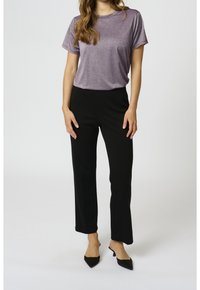 Lila metallisk kortärmad topp i kombination med svarta figurnära byxor. Toppen har en subtil lyster; byxorna har en rak skärning.