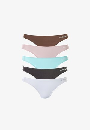 Set von vier Tanga-Slips: braun, pink, hellblau, dunkelgrau und weiß. Hergestellt aus einem weichen Stoff mit glatter Textur und Logo am Bund.