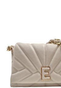 Borsa a tracolla trapuntata beige con dettagli in oro, caratterizzata da un'ampia logo "E" e una tracolla a catena, che esalta la sua forma strutturata.