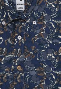 Marine bloemen kortmouwen shirt met witte en bruine bloemenpatronen, contrasterende knopen en een klein geborduurd logo op de stof.
