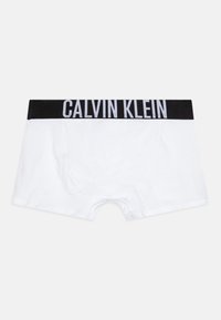 Bóxer de algodón blanco con una cintura elástica negra que presenta "CALVIN KLEIN" en letras blancas. Textura suave, diseño clásico.