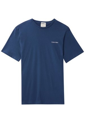 Camiseta azul marino de manga corta y cuello redondo con pequeño logo blanco "Calvin Klein" en el pecho izquierdo.