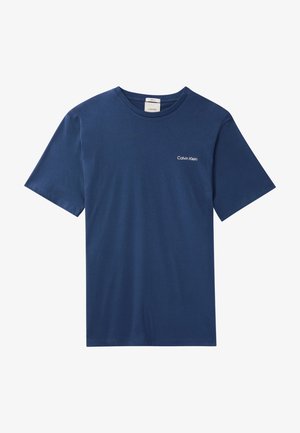 Camiseta azul marino de manga corta y cuello redondo con pequeño logo blanco "Calvin Klein" en el pecho izquierdo.