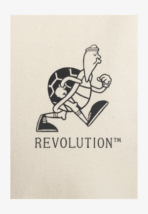 Katoenen stof met een zwarte grafiek van een schildpadkarakter in een hardlooppose, met het woord "REVOLUTION™" eronder gedrukt.