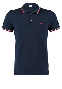 Granatowa koszulka polo z bawełny, z klasycznym kołnierzykiem, czerwono-białymi paskami na rękawach oraz małym logo na klatce piersiowej.