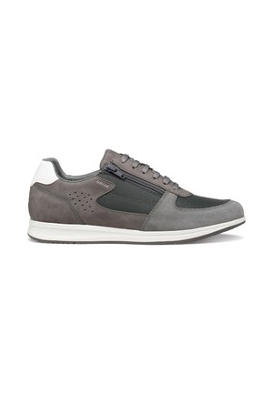 Sneaker casual grigia e nera con cerniera laterale, lacci, toppa bianca sul tallone e suola bianca, vista dal lato esterno.
