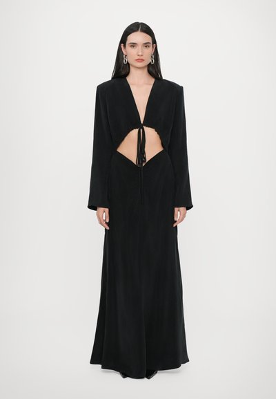 Robe noire avec un décolleté en V profond et une taille découpée, dotée de manches longues et d'une fermeture à nouer. Le tissu a une texture lisse et fluide.