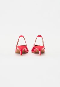 Cizme slingback din piele patent roșie, cu vârf ascuțit și toc mic pătrat, având o textură netedă și un design minimalist.