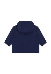 Giacca con cappuccio blu navy realizzata in tessuto morbido, con polsini elastici, un design leggermente svasato e semplici dettagli di cucitura.