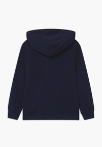 Sweat à capuche bleu marine en coton. Comprend des manches longues et une poche frontale, avec une texture lisse et unie et une coupe décontractée.