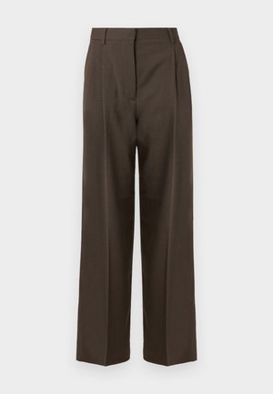 Pantaloni largi maro, cu o textură netedă, având talie înaltă, plisse pe față și un design croitorie. Fără buzunare vizibile sau decorațiuni.