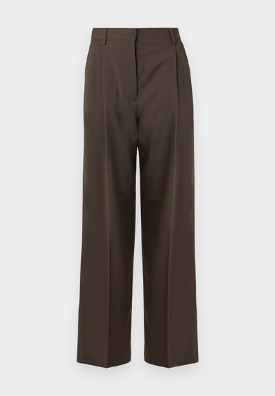 Pantalons larges marron avec une texture lisse, dotés d'une taille haute, de plis avant et d'un design ajusté. Pas de poches visibles ni d'ornements.
