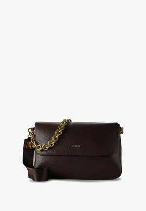 Bolso bandolera de cuero marrón con acabado texturizado, cadena y correa doradas, cierre de solapa magnético y logo en relieve.