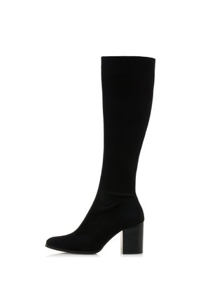 Bota negra hasta la rodilla confeccionada en tela suave, con puntera redondeada, tacón cuadrado y un diseño elegante y ajustado. Detalle texturizado en el tacón.