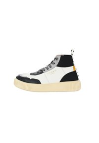 Sneaker high-top in pelle bianca, con accenti in gomma nera, lacci grigi e una linguetta gialla. Presenta una suola texturizzata e pannelli a contrasto.