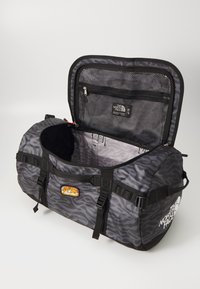 The North Face BASE CAMP DUFFEL S UNISEX - Valigia - black/tiger stripe