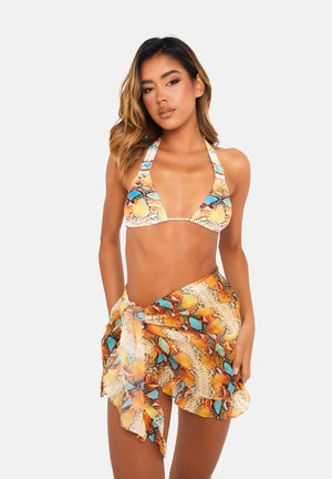 Bikini a stampa serpente con collo all'uncinetto e coppe triangolari in tonalità di arancione e blu; foulard trasparente coordinato con bordo arricciato.