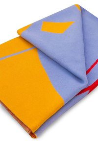 Wykonana na drutach koc w kolorze niebieskim i żółtym, z abstrakcyjnymi kształtami i czerwonym akcentem. Miękka faktura z zagiętą krawędzią, co ułatwia przechowywanie.