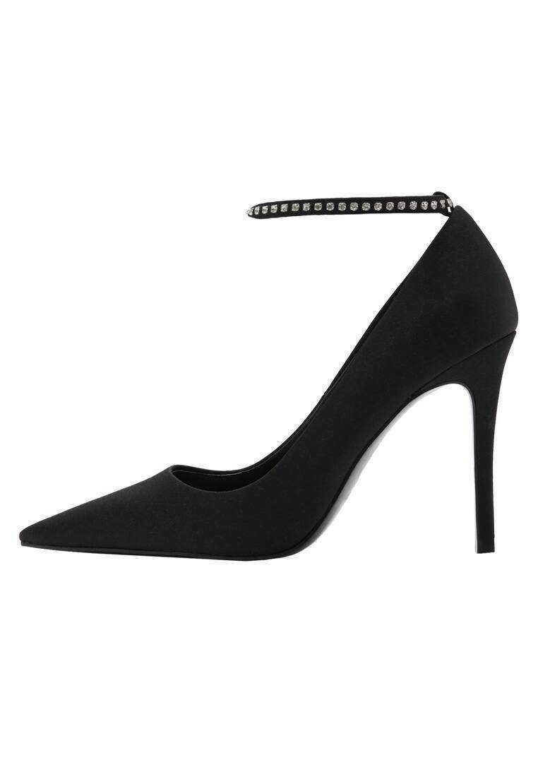 Escarpin noir à talons hauts avec bout pointu, en matière suédée, bride de cheville ornée de petits strass, et silhouette élégante.