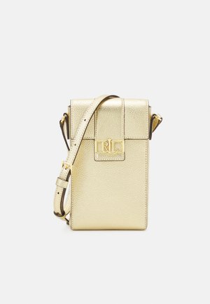 Petit sac bandoulière en cuir texturé doré avec une bandoulière réglable et un fermoir logo RL doré sur le rabat avant.