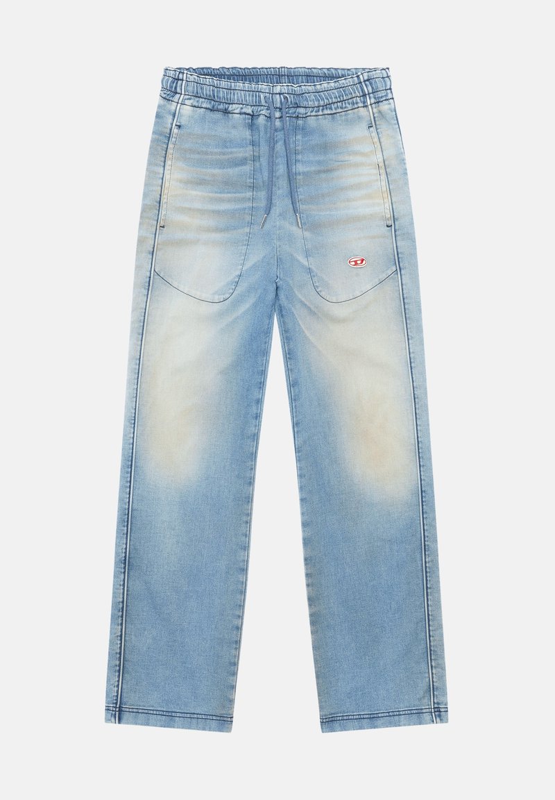 Pantalones jogger de denim azul claro con cinturilla elástica, bolsillos frontales, cordón y detalles de lavado desgastado.