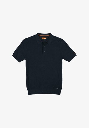 Navyblaues Poloshirt mit kurzen Ärmeln, strukturiertem Strickmuster, Drei-Knopf-Leiste und einem orangefarbenen Akzent am Ärmel.