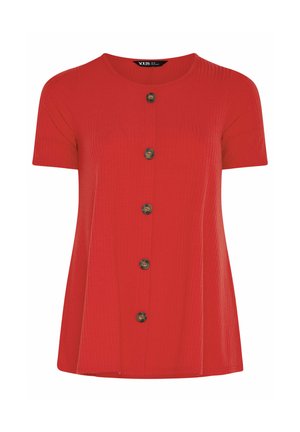 Czerwona bluzka z krótkim rękawem z okrągłym dekoltem i pięcioma brązowymi guzikami z przodu, wykonana z prążkowanej tkaniny.