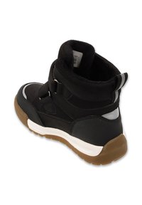 Czarne botki za kostkę z wyściełanym kołnierzem, z materiału syntetycznego, gumową podeszwą i białą podeszwą środkową. Posiadają rzepy i mały odblaskowy akcent.