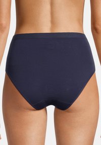 Hochgeschnittene, marineblaue Unterwäsche mit einer glatten Textur und einem elastischen Bund. Keine Muster oder sichtbaren Nähte sorgen für ein sauberes Erscheinungsbild.