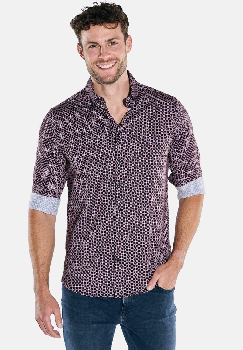 Herren-Hemd in Kastanienbraun mit einem geometrischen Muster. Es verfügt über kontrastierende hellblaue Manschetten an den aufgekrempelten Ärmeln und schwarze Knöpfe.