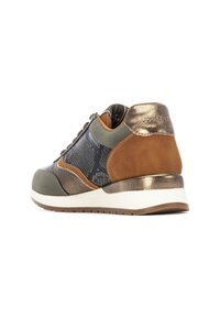 Zapatilla que presenta una mezcla de materiales: cuero gris y bronce, acentos de ante marrón y un panel con un patrón escamoso texturizado. Suela blanca.