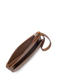 Pochette en cuir brun texturé avec fermeture éclair, double compartiments et bracelet détachable pour poignet. L'intérieur est doté d'une doublure lisse.