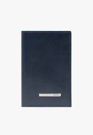 Portefeuille en cuir bleu marine à texture lisse, avec un logo argenté et des surpiqûres fines sur les bords.